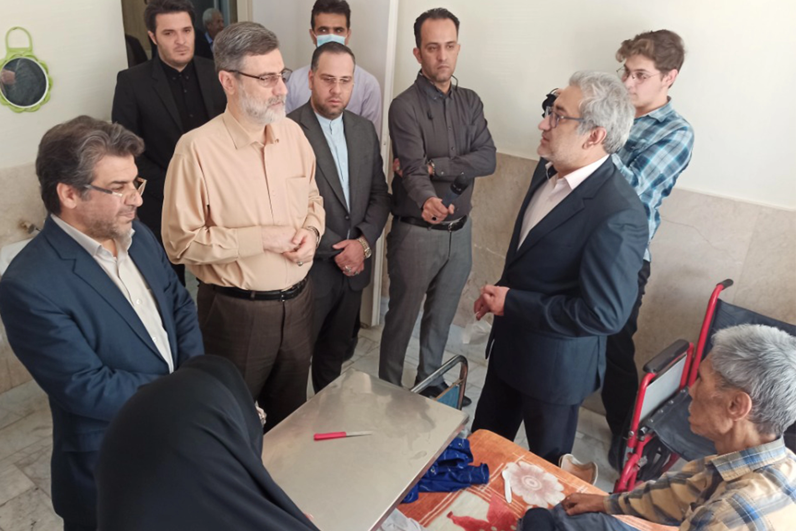 بازدید دکتر قاضی زاده هاشمی از آسایشگاه جذامیان